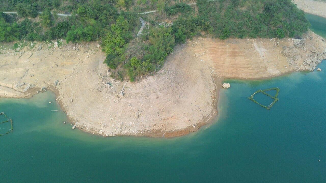 Những vách đá ven hồ lộ ra khi nước giảm sâu.