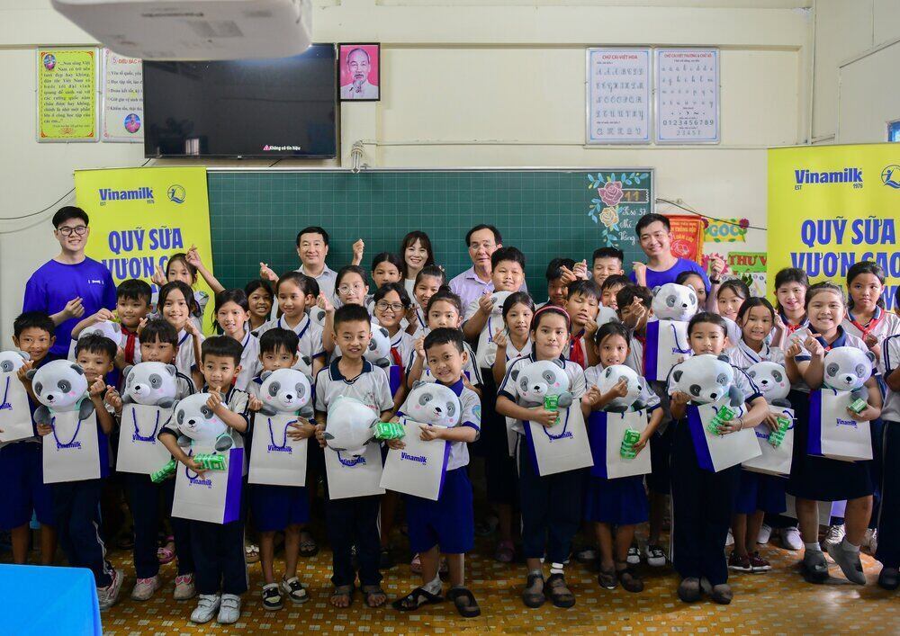 Nụ cười đáng yêu của các em học sinh “vùng đất thép” trong ngày Quỹ sữa đến thăm. Ảnh: Nam Anh