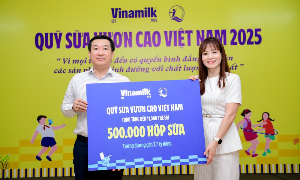 Ông Đỗ Thanh Tuấn – Giám đốc Đối ngoại Vinamilk – trao tặng bảng tượng trưng 500.000 hộp sữa cho đại diện Quỹ Bảo trợ Trẻ em Việt Nam nhân dịp khởi động Quỹ sữa năm 2025. Ảnh: Nam Anh