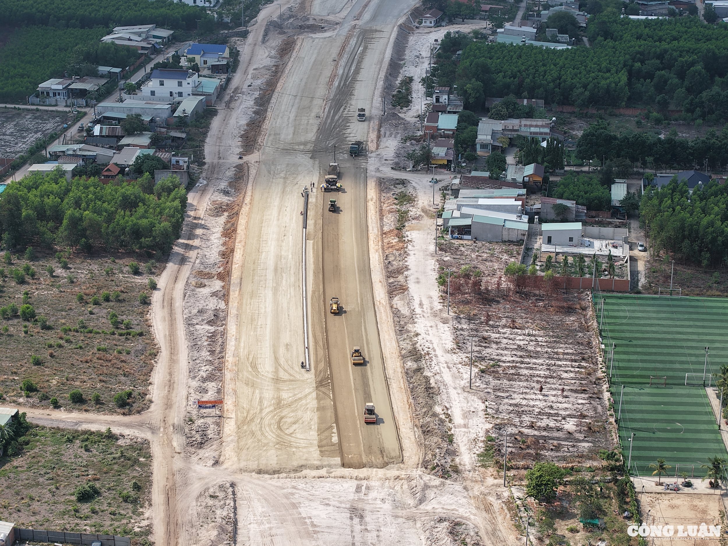 Không khí thi công nhộn nhịp tại Gói thầu số 10-XL dự án thành phần 2 cao tốc Biên Hòa - Vũng Tàu giai đoạn 1.