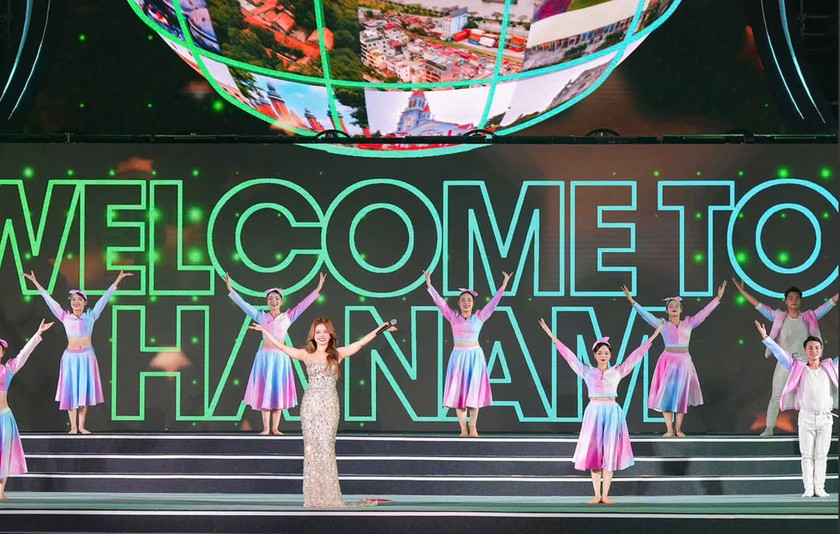 Ca khúc “Ngàn ước mơ Việt Nam” với sự thể hiện của ca sĩ Dương Hoàng Yến.