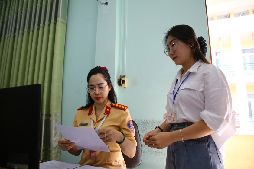 Kiểm tra căn cước công dân trước khi vào phần thi lý thuyết.