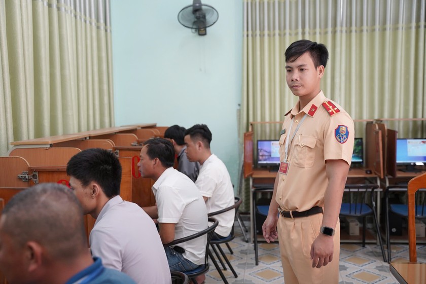 Bên trong phòng thi lý thuyết để sát hạch, cấp GPLX lần đầu tiên do lực lượng Công an tổ chức.