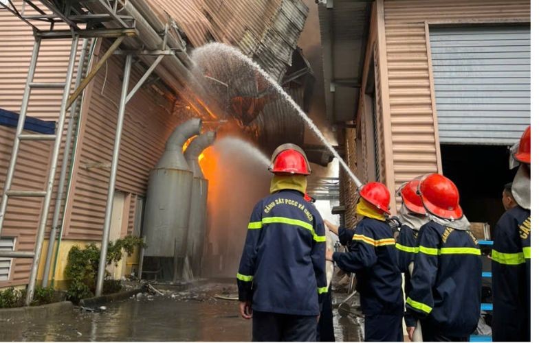 Lực lượng chức năng đang tiến hành dập lửa, khống chế đám cháy.