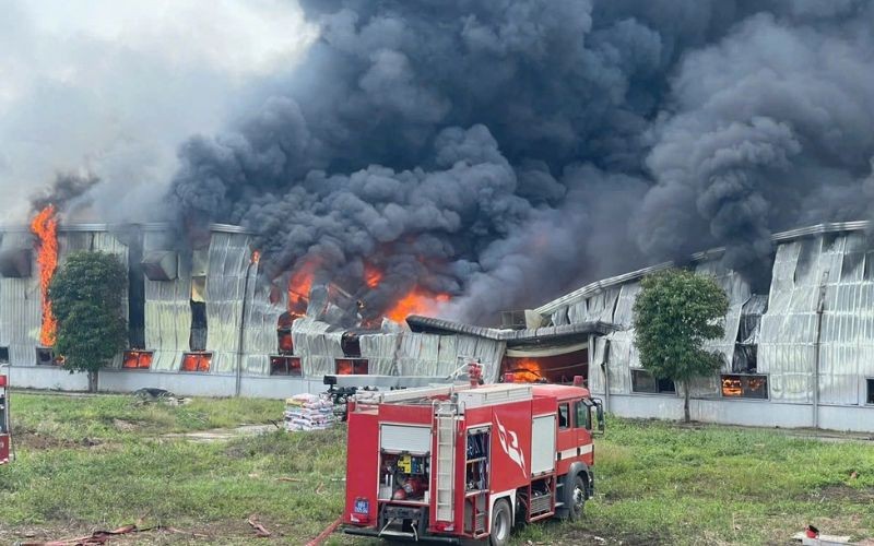 Ngọn lửa bùng cháy dữ dội tại khu vực nhà xưởng rộng 10.000m2 của Công ty TNHH thiết bị và sản phẩm an toàn Việt Nam tại Khu công nghiệp Bá Thiện 2 (huyện Bình Xuyên, tỉnh Vĩnh Phúc).