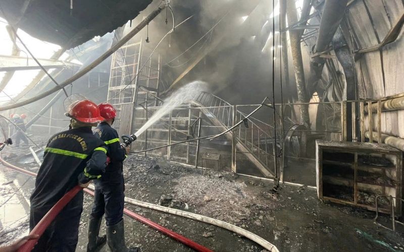 Lực lượng chức năng được huy động để chữa cháy.