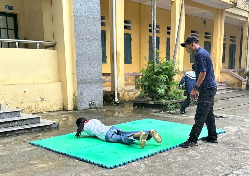 Thực hành nằm lăn dập lửa trên người Thực hành nằm lăn dập lửa trên người