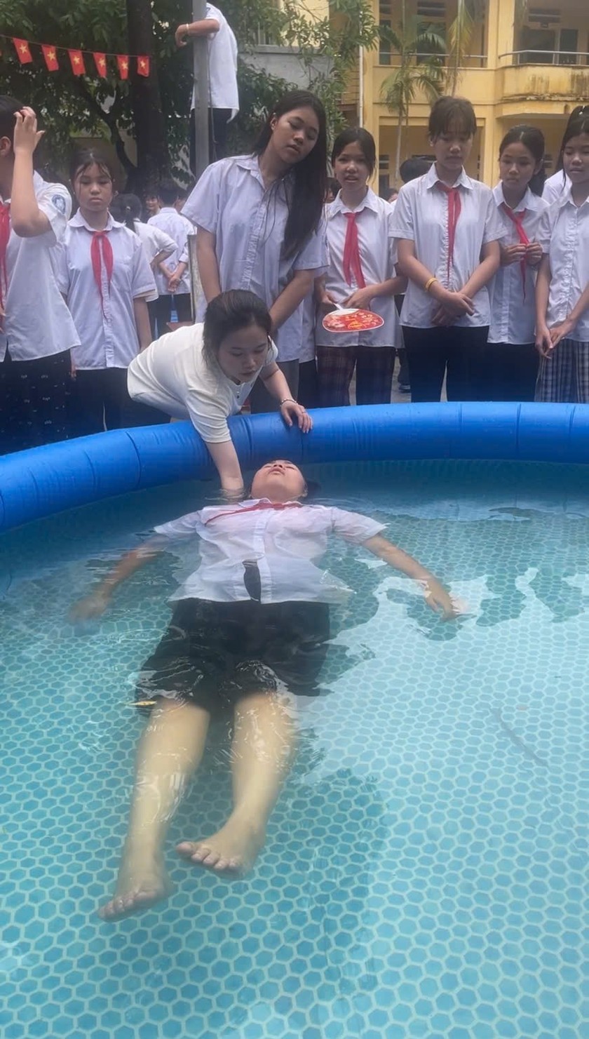 Thực hành kỹ năng tự nổi sinh tồn trên mặt nước Thực hành kỹ năng tự nổi sinh tồn trên mặt nước