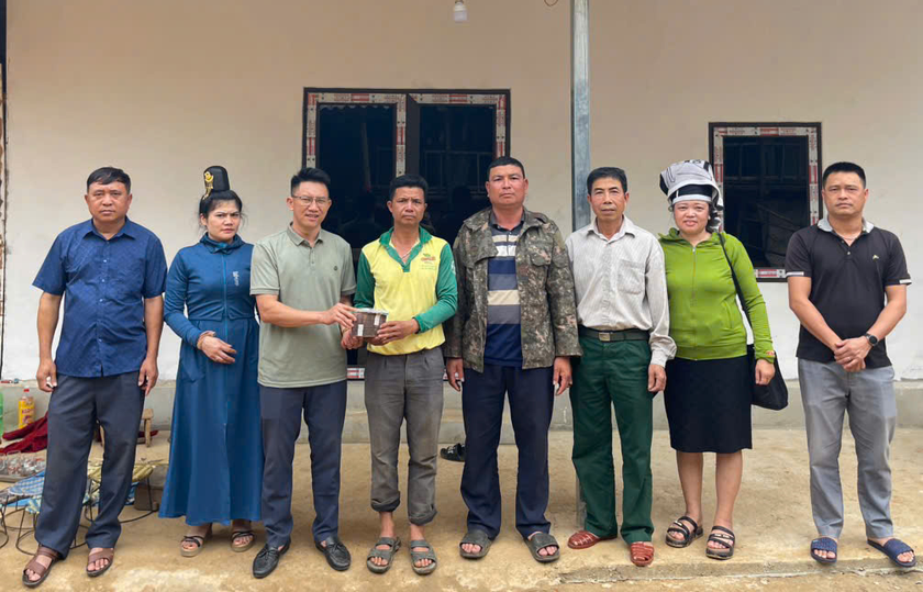 Người dân phấn khởi khi có ngôi nhà mới.