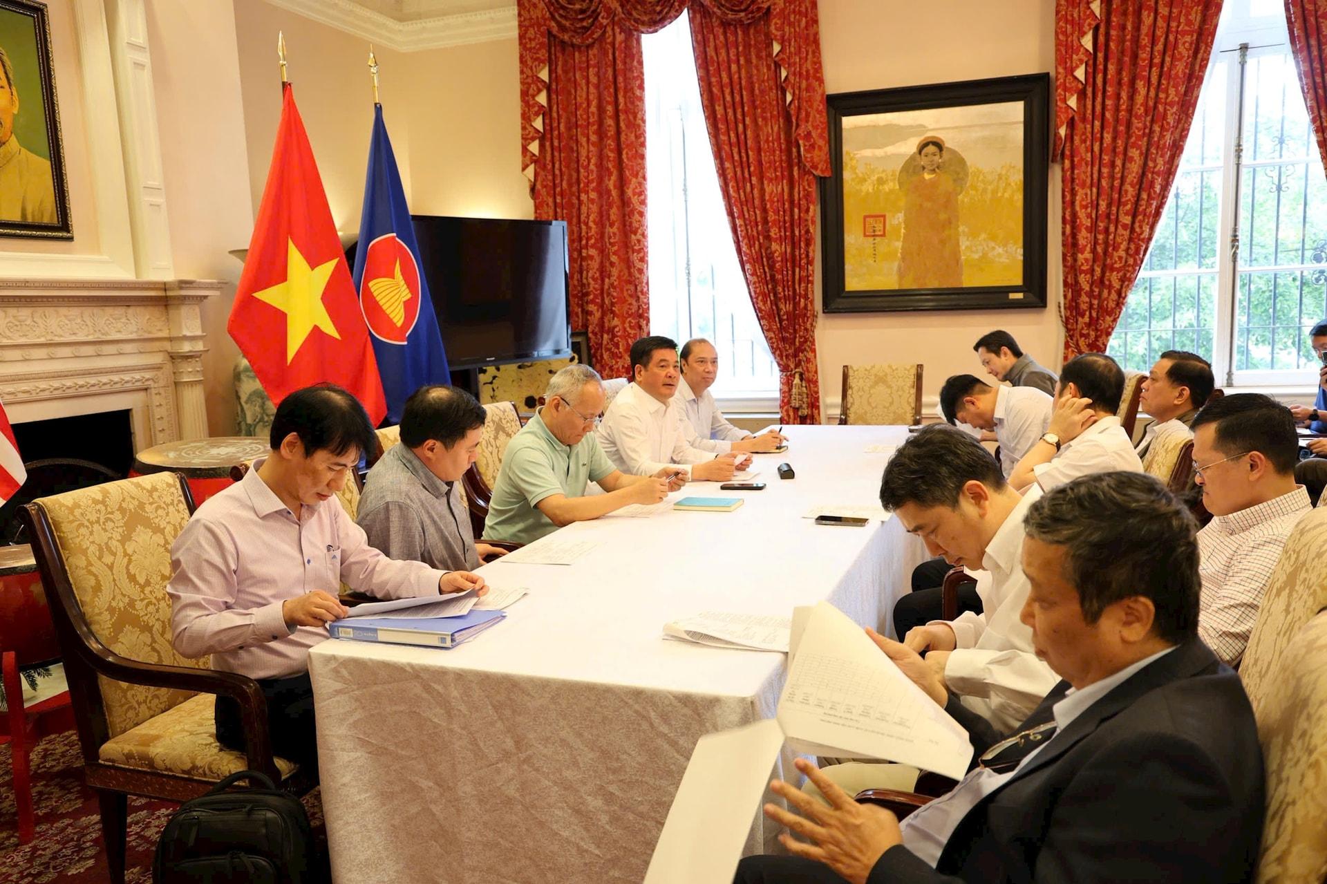 Bộ trưởng Nguyễn Hồng Diên, Trưởng đoàn đàm phán Chính phủ chủ trì họp với đại diện các thành viên đoàn đàm phán và các bộ phận liên quan trước và sau ngày làm việc đầu tiên. Ảnh: T.Linh