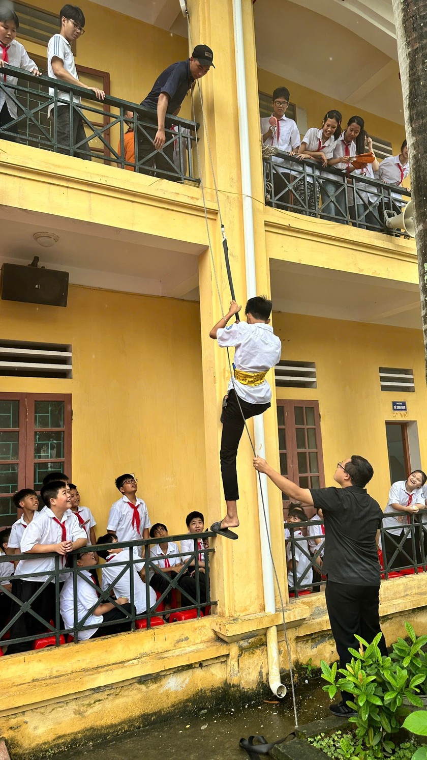Thực hành thoát nạn bằng dây hạ chậm Thực hành thoát nạn bằng dây hạ chậm
