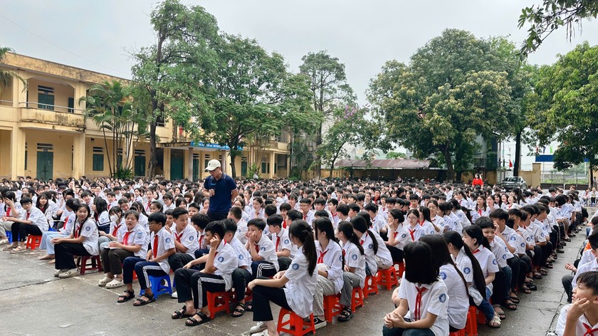 Học sinh trường THCS Hà Hồi chăm chú lắng nghe chuyên gia chia sẻ về kỹ năng phòng chống tai nạn thương tích. Học sinh trường THCS Hà Hồi chăm chú lắng nghe chuyên gia chia sẻ về kỹ năng phòng chống tai nạn thương tích.