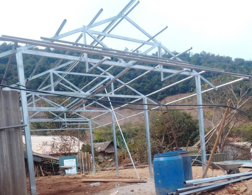 Một công trình nhà ở cho người dân nghèo đang được xây dựng.