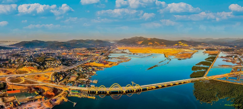 Các tuyến đường bộ, đường sắt đang được nhiều du khách lựa chọn để giảm chi phí và có trải nghiệm độc đáo cho chuyến đi của mình. (Nguồn: Tùng Phương)