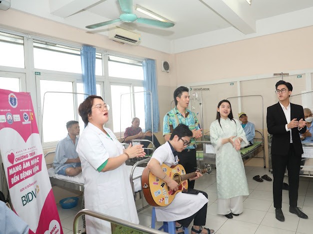 Mang âm nhạc tới bệnh viện số 217 tại Bệnh viện Đa khoa Đức Giang Mang âm nhạc tới bệnh viện số 217 tại Bệnh viện Đa khoa Đức Giang