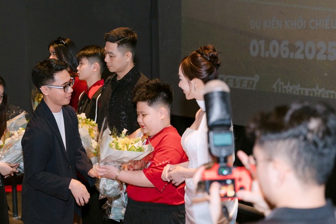 Đạo diễn Đồng Công Hiếu - Giám đốc Việt Art Film tặng hoa cho diễn viên, đạo diễn và êkip đoàn phim