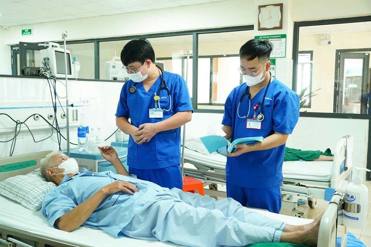 Bác sỹ theo dõi sức khỏe bệnh nhân nhập viện cấp cứu vì bị say nắng (Ảnh: BVCC) Bác sỹ theo dõi sức khỏe bệnh nhân nhập viện cấp cứu vì bị say nắng (Ảnh: BVCC)