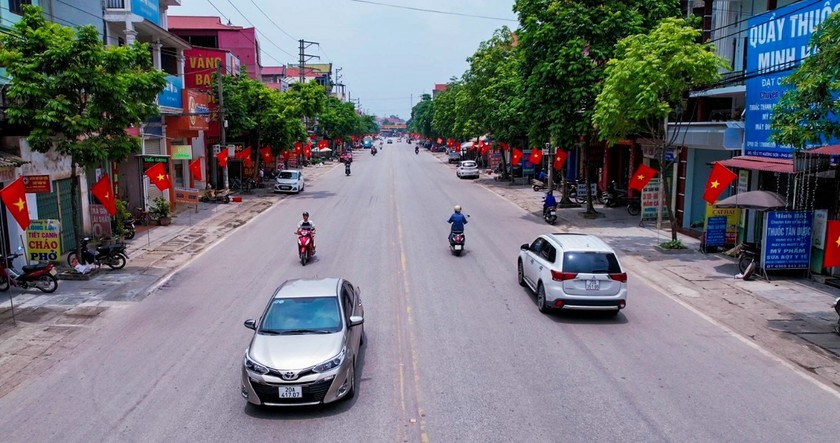 100% tuyến đường giao thông liên huyện, liên xã đã được nhựa hóa, bê tông hóa 100% tuyến đường giao thông liên huyện, liên xã đã được nhựa hóa, bê tông hóa