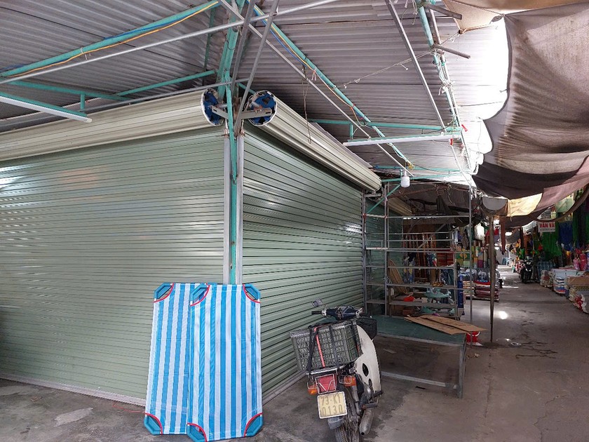 Nhiều tiểu thương thừa nhận, hàng hóa của họ không có hóa đơn, giấy tờ chứng minh nguồn gốc nên đã nghỉ bán vì sợ bị phạt. Nhiều tiểu thương thừa nhận, hàng hóa của họ không có hóa đơn, giấy tờ chứng minh nguồn gốc nên đã nghỉ bán vì sợ bị phạt.