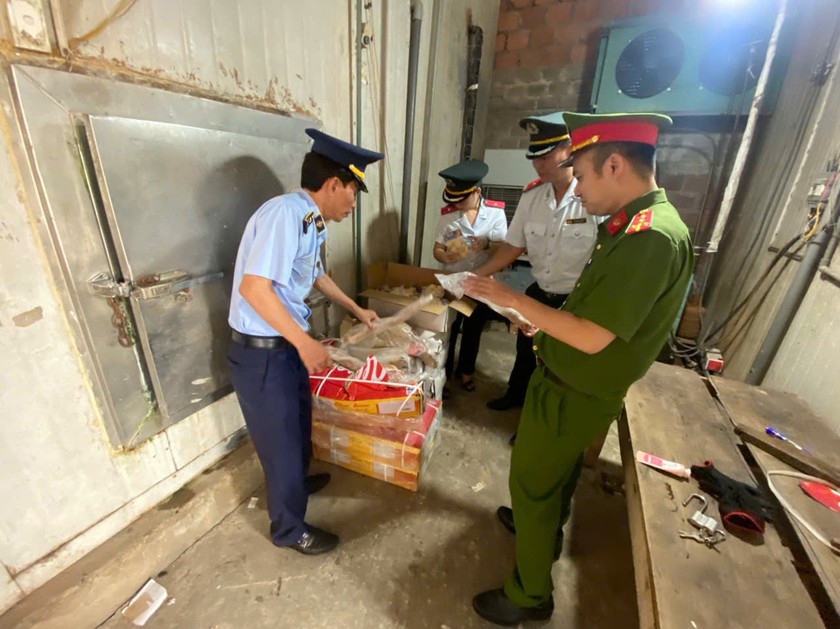 Cơ quan chức năng siết chặt kiểm tra hóa đơn và nguồn gốc hàng hóa. Cơ quan chức năng siết chặt kiểm tra hóa đơn và nguồn gốc hàng hóa.