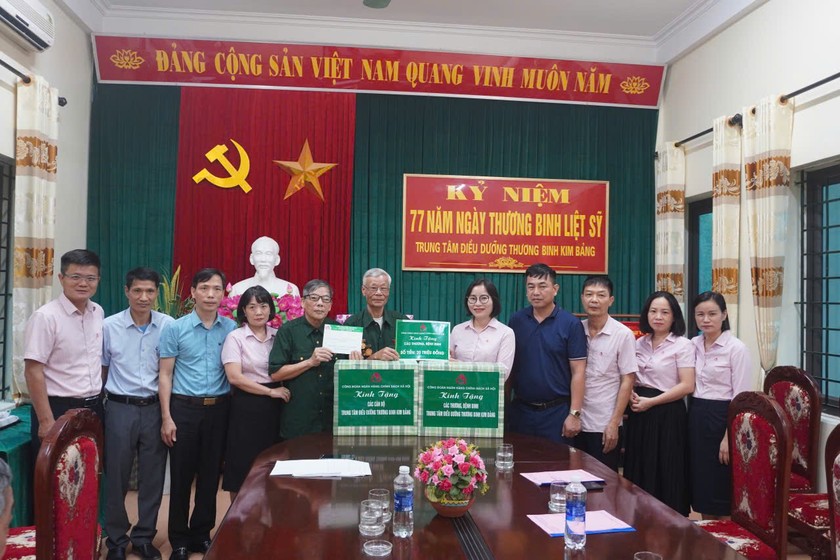 NHCSXH tỉnh Hà Nam thăm hỏi, tặng quà thương bệnh binh nhân ngày 27/7. NHCSXH tỉnh Hà Nam thăm hỏi, tặng quà thương bệnh binh nhân ngày 27/7.