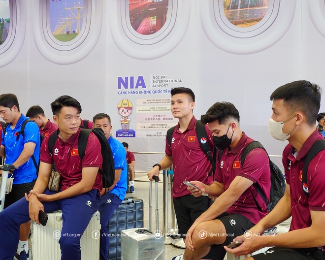 ĐT Việt Nam chờ lên máy bay sang Malaysia sáng 6-6 ĐT Việt Nam chờ lên máy bay sang Malaysia sáng 6-6