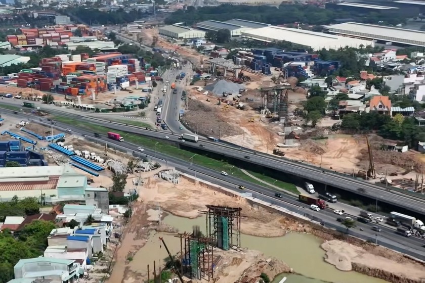 Nút giao thông Tân Vạn thuộc Vành đai 3 TP HCM - một trong những nút giao lớn và phức tạp của dự án. Nút giao thông Tân Vạn thuộc Vành đai 3 TP HCM - một trong những nút giao lớn và phức tạp của dự án.