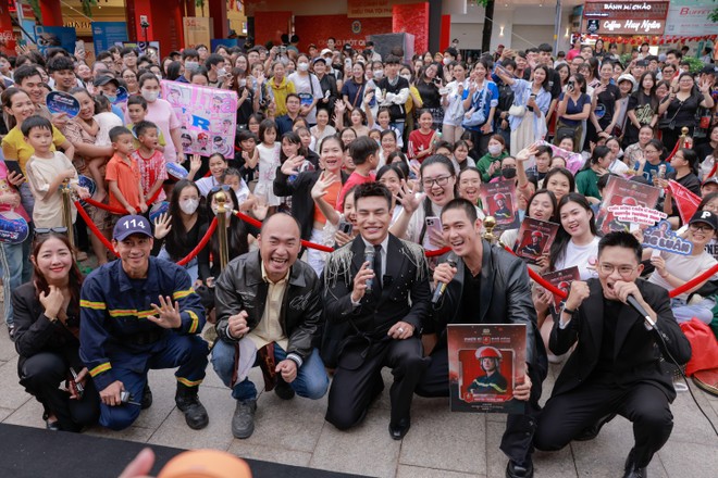 Rất đông khán giả tham gia giao lưu cùng các nghệ sĩ tham gia chương trình