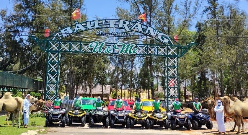 Theo báo cáo, tại Bàu Trắng có tổng số 188 xe (94 ô tô, 94 xe máy 4 bánh) của 4 cơ sở. (Ảnh trong bài: Đức Nghĩa)