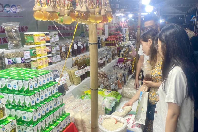 Người dân đang lựa chọn sản phẩm OCOP tại một lễ hội ở Hà Nội. (Ảnh: P.V)