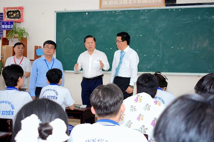 Thứ trưởng Bộ GD&ĐT Lê Tấn Dũng động viên các em học sinh Trường THPT Long Xuyên, tỉnh An Giang. (Ảnh: MOET)