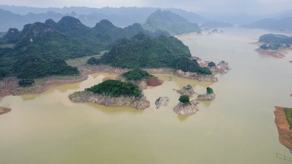 Toàn cảnh hồ Hòa Bình thời điểm nước cạn sâu, để lộ nhiều bãi đất đá từng ngập dưới mặt nước. Các đảo đá nhô cao rõ rệt giữa lòng hồ. Ảnh: Alibaba