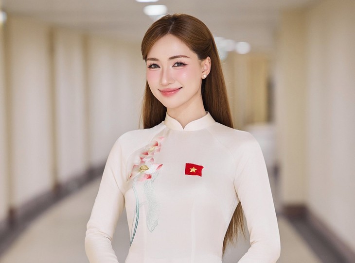 Hòa Minzy tham gia đêm nghệ thuật "Bước chân trở về" (ảnh HMZ).