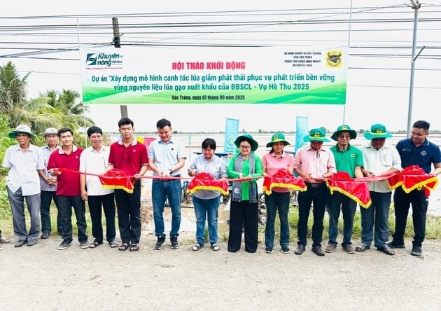 Các đại biểu tham dự và cắt bằng khởi động dự án tại HTX nông nghiệp 1/5