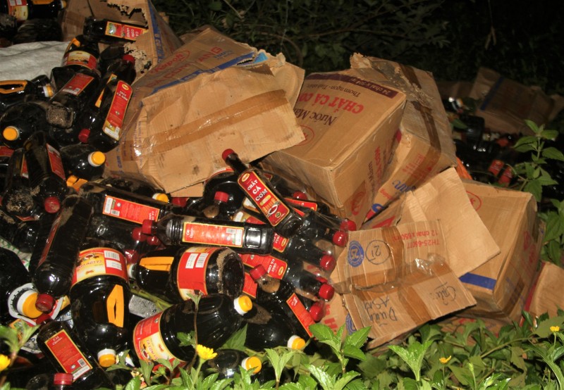 Việc phát hiện cả nghìn chai nước mắm bị vứt bỏ làm dấy lên nghi vấn tiêu hủy thực phẩm bẩn trái phép, trong bối cảnh cơ quan chức năng đang siết chặt việc thanh kiểm tra, xử phạt hàng giả. Ảnh: Trường An