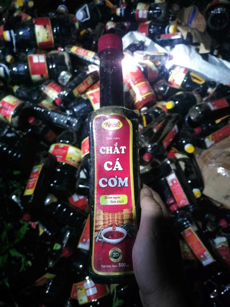 Hầu hết số nước mắm bị vứt trộm ven kênh thủy lợi Phú Ninh, Quảng Nam đã hết hạn, nguy cơ gây ô nhiễm môi trường. Ảnh: Trường An