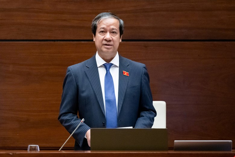 Bộ trưởng Nguyễn Kim Sơn nhấn mạnh quan điểm, cần hạn chế dạy thêm, học thêm để “giữ tuổi thơ” cho học sinh. Ảnh: Quochoi.vn