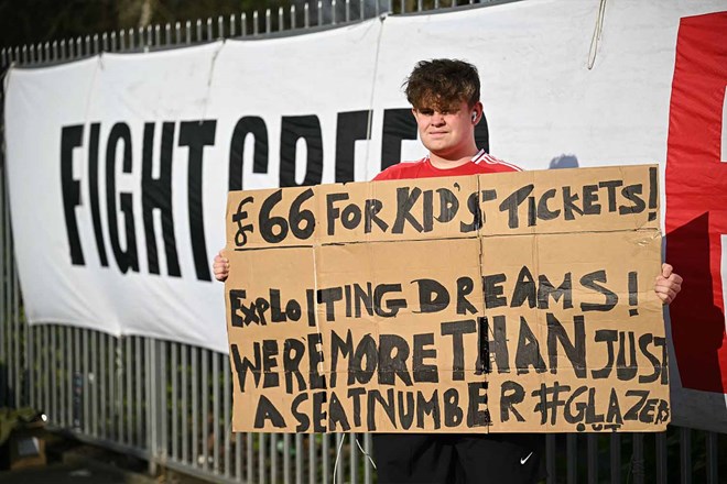 Man United vẫn tăng giá vé bất chấp thành tích ngày một tệ