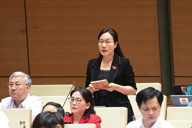 Đại biểu Đỗ Thị Việt Hà (Đoàn Bắc Giang) chất vấn.