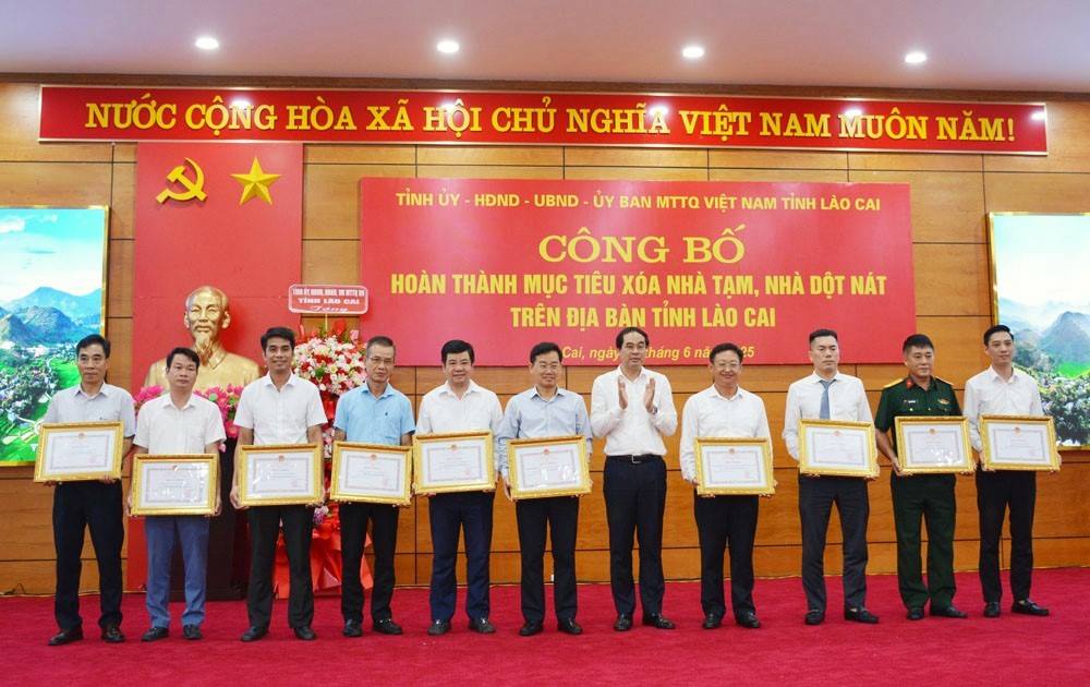 Trao bằng khen cho đại diện tập thể có thành tích xuất sắc trong thực hiện phong trào xóa nhà tạm, nhà dột nát tại Lào Cai. Ảnh: Cổng TT Lào Cai