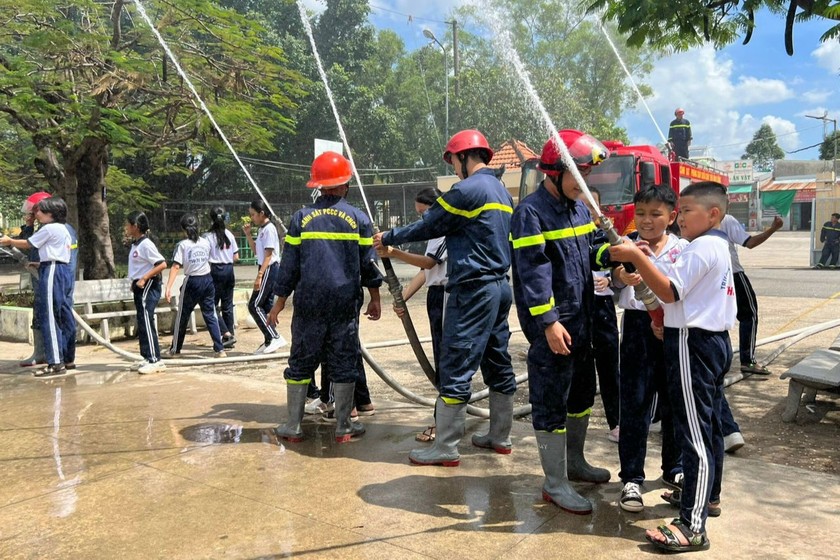 Học sinh đang tập kỹ năng phòng cháy, chữa cháy. (Nguồn: Trường THCS Thới Hòa)