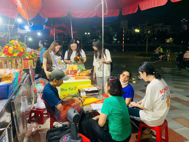 Các bậc phụ huynh ai cũng lo lắng, tất bật chuẩn bị lễ sớ cho con em mình. Ảnh: Tường Vy