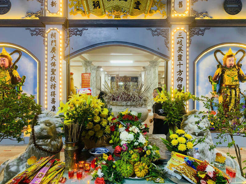 Các mâm lễ bao gồm hương hoa, lễ, sớ được các bậc phụ huynh và các bạn học sinh bày biện cẩn thận dâng lên với tấm lòng thành kính. Ảnh: Tường Vy