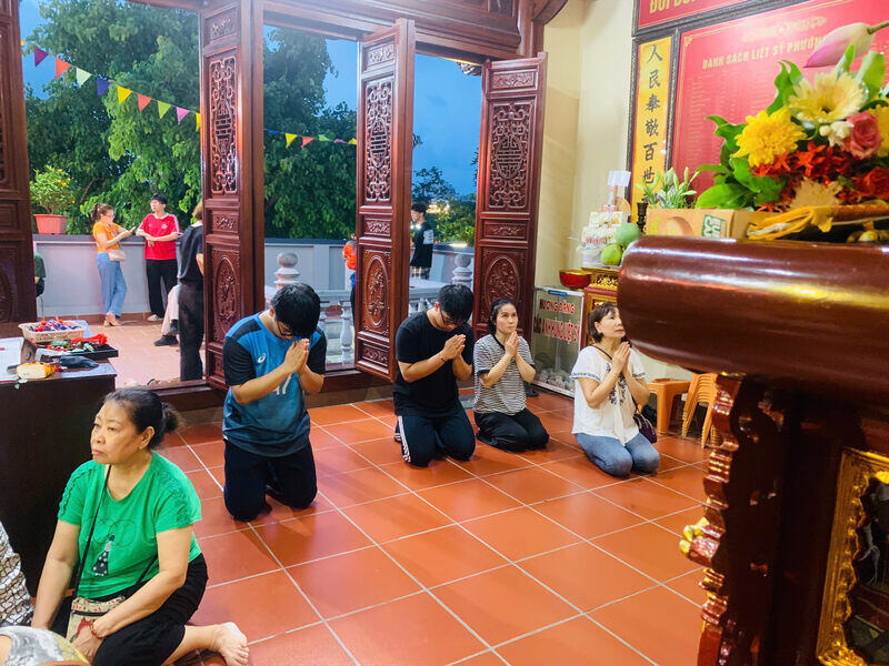 Không khí trang nghiêm tại ngôi đền linh thiêng. Ảnh: Tường Vy