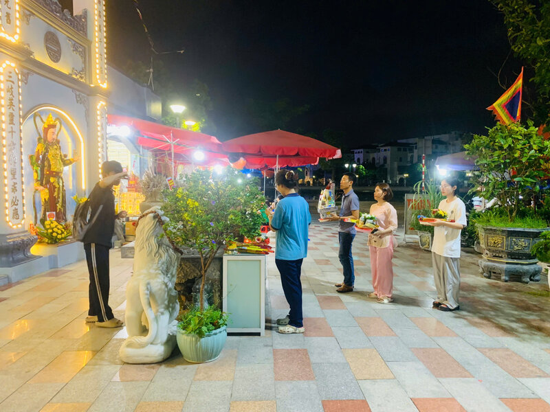 Khu vực ngoài đền cũng được nhiều người tới dâng hương. Ảnh: Tường Vy