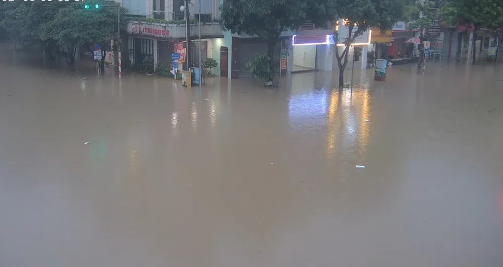 Ngập úng tại ngã tư Lương Ngọc Quyến - Phan Đình Phùng. Ảnh: Gia An