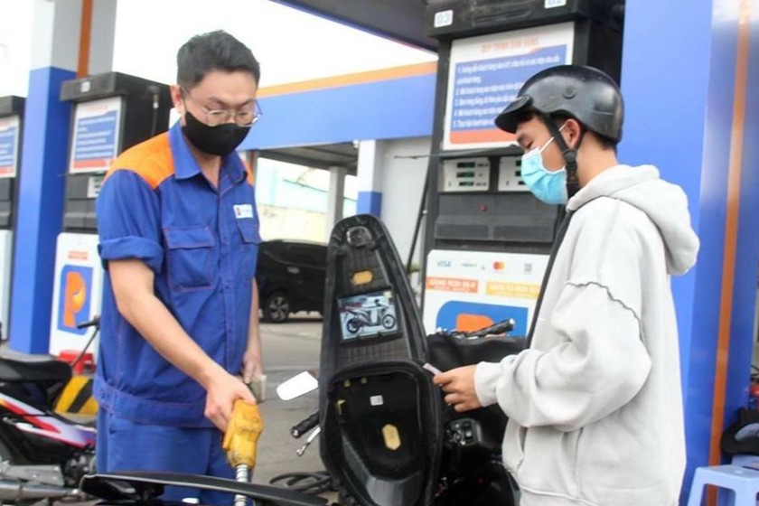 Giá xăng được dự báo tiếp tục tăng vào chiều nay. (Ảnh minh họa)