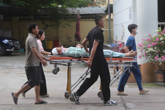 Thí sinh ở Hà Nội nằm cáng dự thi tốt nghiệp THPT sau tai nạn nghiêm trọng