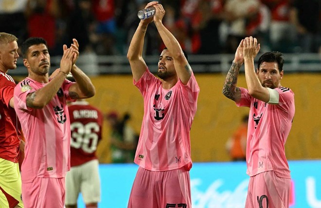 Messi hay Suarez đã ở bên kia sườn dốc sự nghiệp.  Ảnh: AFP