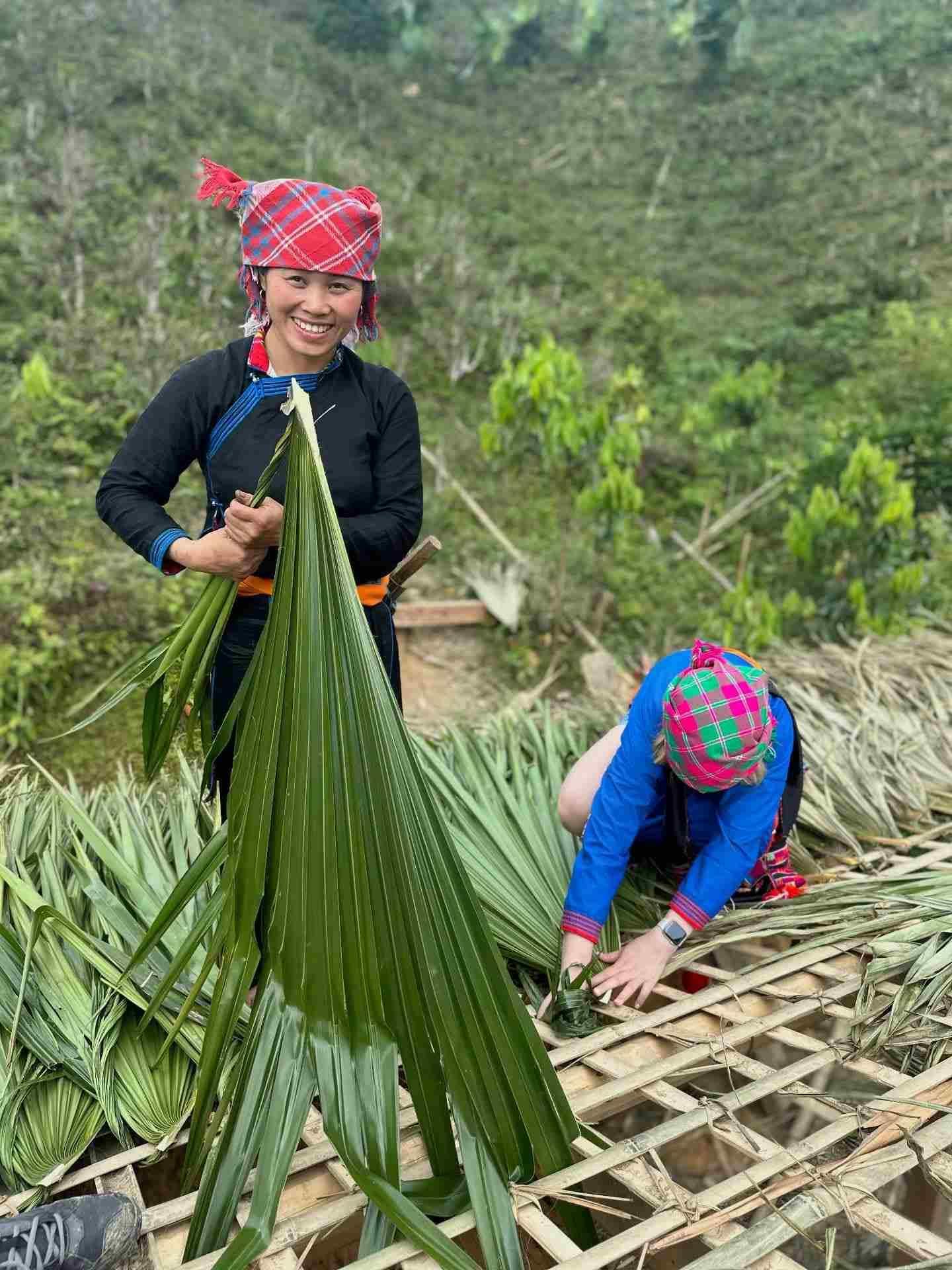 Lợp nhà lá cọ cùng người Tày Bản Liền. Ảnh: Đỗ Phúc